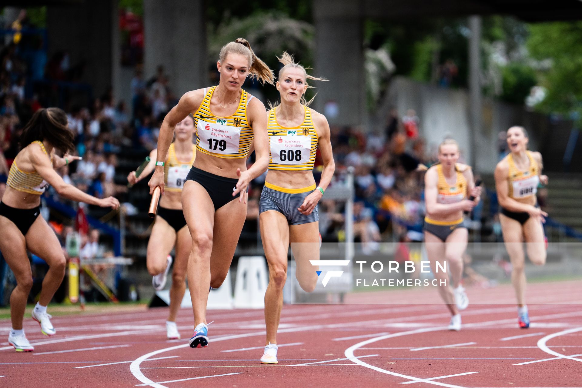 Corinna Schwab (LAC Erdgas Chemnitz) gibt den Stab weiter an Luna Thiel (VfL Eintracht Hannover) am 03.06.2022 waehrend der Sparkassen Gala in Regensburg